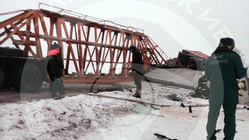 Пад Слуцкам кіроўцу грузавіка падчас ДТЗ заваліла бетоннымі плітамі