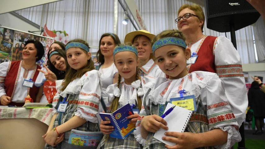 БРСМаўкі ў вышыванках і каша з "Камуналкі" на выставе "СМІ ў Беларусі" (фота)