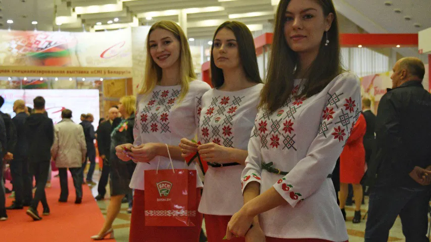 БРСМаўкі ў вышыванках і каша з "Камуналкі" на выставе "СМІ ў Беларусі" (фота)