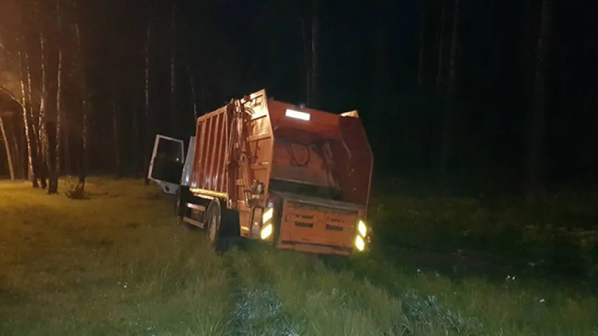 П'яны кіроўца смеццявоза знёс ліхтарны слуп у Мінску