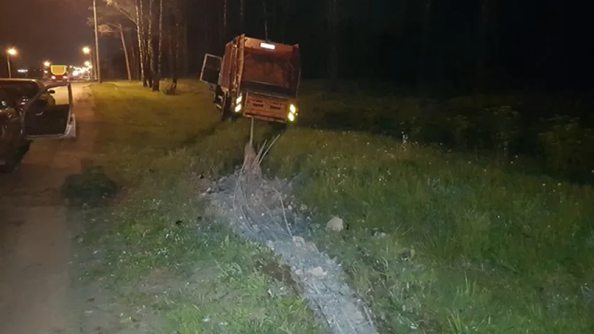 П'яны кіроўца смеццявоза знёс ліхтарны слуп у Мінску