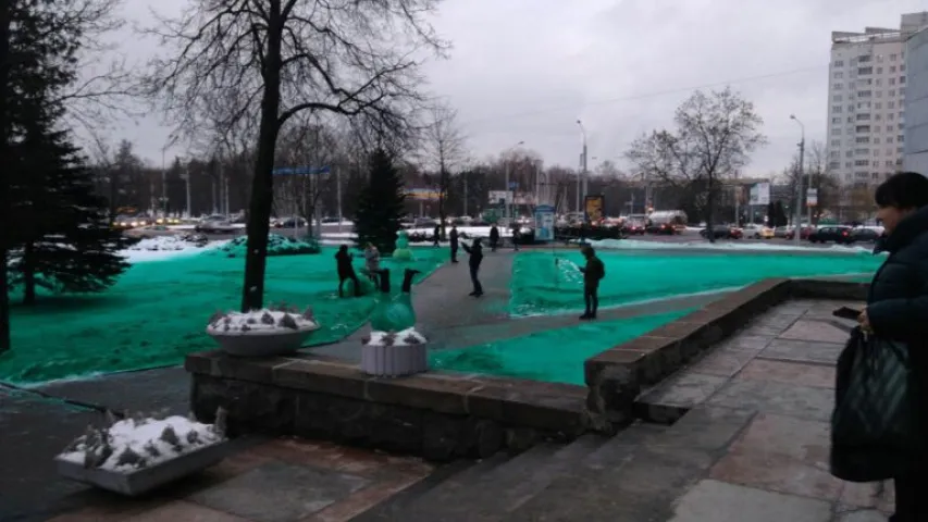 Каля эканамічнага ўніверсітэта ў Мінску снег пафарбавалі ў зялёны колер