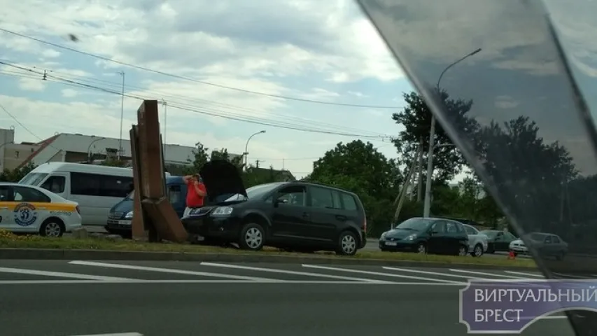 У Брэсце аўтамабіль пратараніў "Севастопаль" (фота)