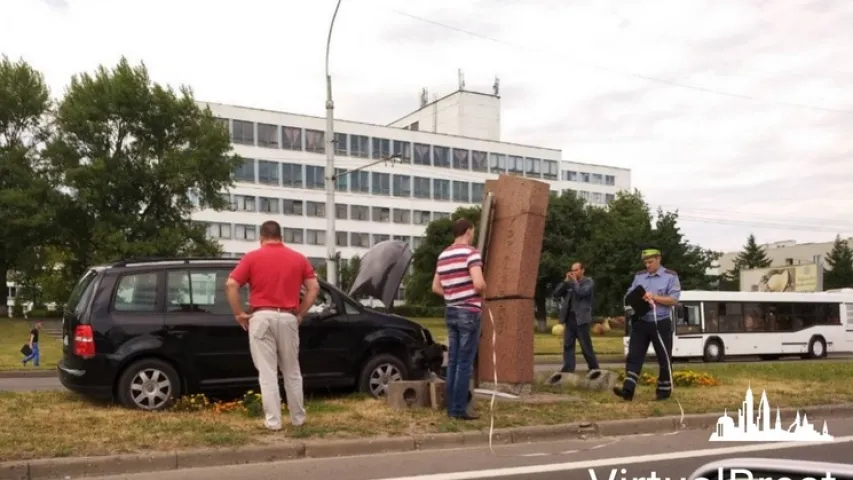 У Брэсце аўтамабіль пратараніў "Севастопаль" (фота)