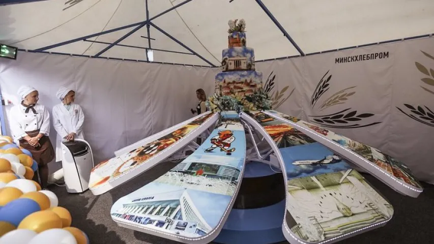 У Мінску на Дзень горада раздавалі бясплатны торт — за чаргой сачыў АМАП