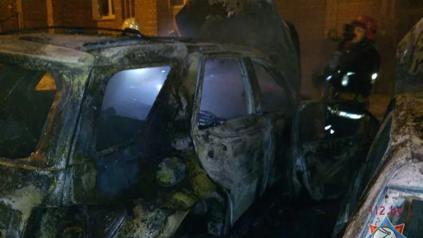 У Мінску раніцай згарэлі адразу тры аўто (фота)