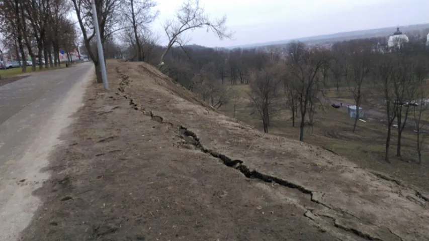 У Магілёве Архіерэйскаму валу Каніскага пагражае апоўзень (фота)