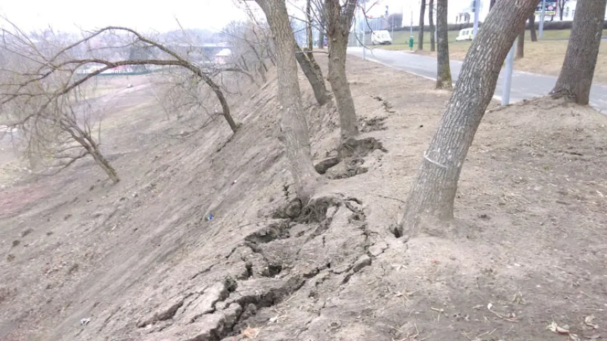 У Магілёве Архіерэйскаму валу Каніскага пагражае апоўзень (фота)