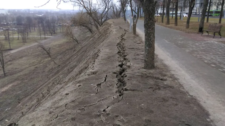 У Магілёве Архіерэйскаму валу Каніскага пагражае апоўзень (фота)