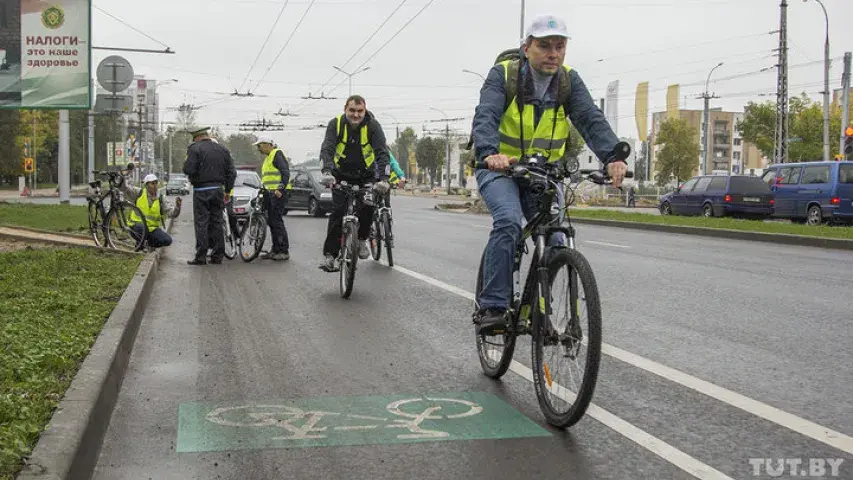 На новаадкрытай веладарожцы ў Брэсце адразу прыпаркаваліся аўтамабілісты