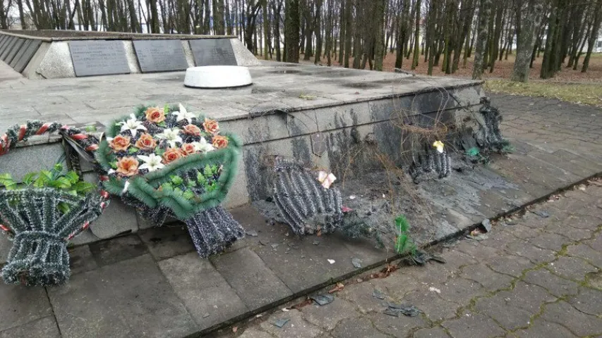 На братняй магіле ў Маладзечне невядомыя спалілі вянкі