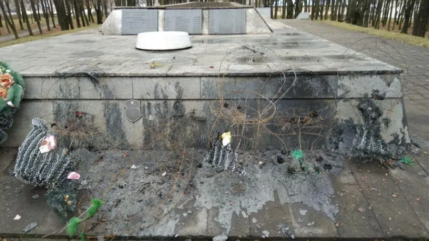 На братняй магіле ў Маладзечне невядомыя спалілі вянкі