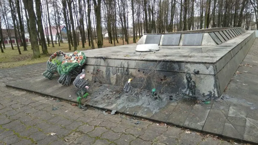 На братняй магіле ў Маладзечне невядомыя спалілі вянкі