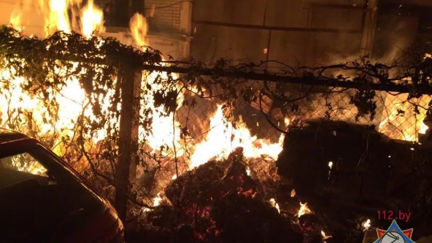 У Мінску ўначы падпалілі смецце, пашкоджаныя два аўтамабілі (фота)