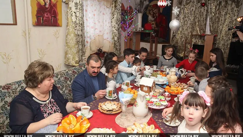Віктар Лукашэнка паабяцаў шматдзетнай сям'і з Клічава афрыканскага страўса