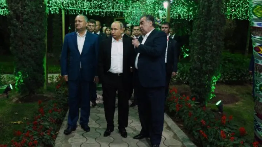На вечары дружбы ў Душанбэ Рахмон частаваў Лукашэнку гранатам (фота)