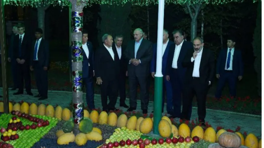На вечары дружбы ў Душанбэ Рахмон частаваў Лукашэнку гранатам (фота)