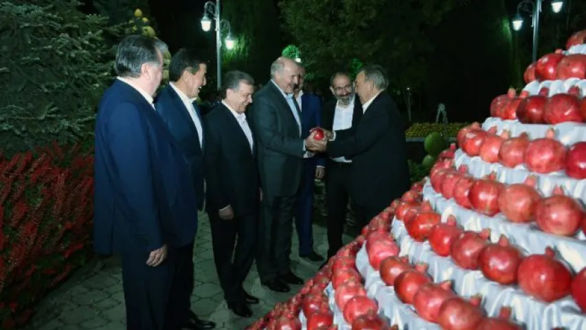 На вечары дружбы ў Душанбэ Рахмон частаваў Лукашэнку гранатам (фота)