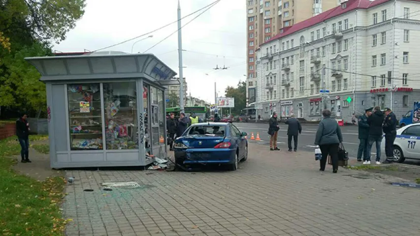 На вуліцы Чкалава ў Мінску аўто збіла жанчыну на прыпынку і ўрэзалася ў шапік