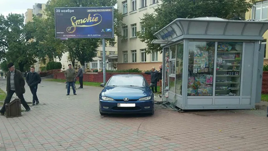 На вуліцы Чкалава ў Мінску аўто збіла жанчыну на прыпынку і ўрэзалася ў шапік