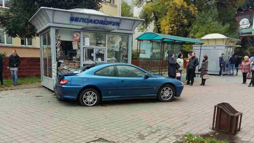 На вуліцы Чкалава ў Мінску аўто збіла жанчыну на прыпынку і ўрэзалася ў шапік