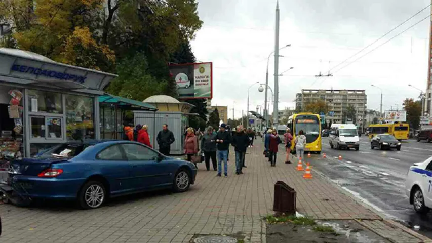 На вуліцы Чкалава ў Мінску аўто збіла жанчыну на прыпынку і ўрэзалася ў шапік