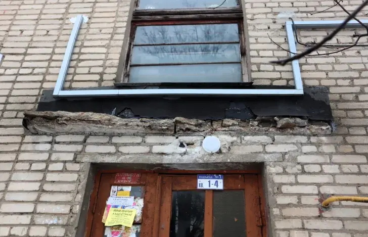 У маладзечанскім доме абваліліся бетонныя брылькі пад'ездаў
